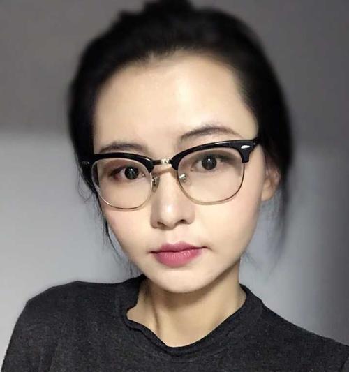 带眼镜玩手机的影响（眼镜、手机、视力、健康）